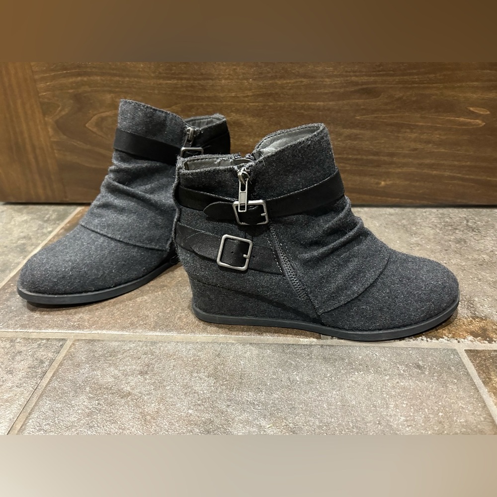 SO Womens Ankle Boots Wedge Size 9 M Gray Suede Heels Buckle Zip Bootie